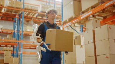 Exoskeleton Takım Elbiseli Geleceğin Modern Depo İşçisi Karton Kutuyu Taşıyor