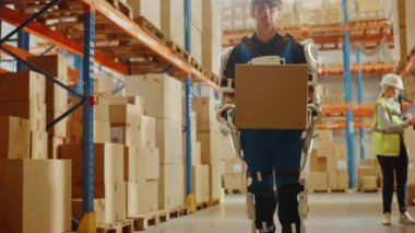 Exoskeleton Takım Elbiseli Geleceğin Modern Depo İşçisi Karton Kutuyu Taşıyor