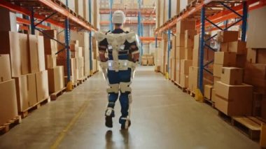 Exoskeleton Takım Elbiseli Geleceğin Modern Depo İşçisi Karton Kutuyu Taşıyor