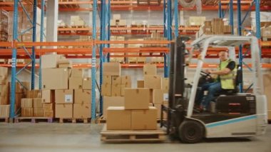 Dış iskelet takım elbiseli gelecekteki Modern Meşgul Depo İşçisi Mukavva Kutu Konuşmalarını Meslektaşlarıyla Taşıdı