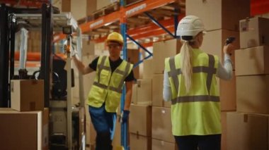 Büyük Depo İşçisi Forklift Sürücüsü Kutularını Taradı