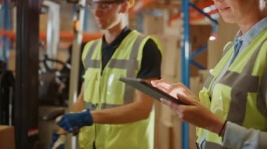 Büyük Depo Kadın İşçisi Forklift Sürücüsüyle Konuşuyor