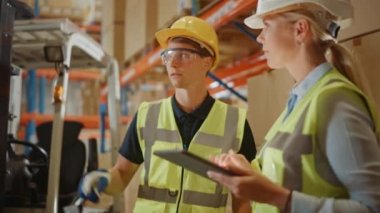 Büyük Depo Kadın İşçisi Forklift Sürücüsüyle Konuşuyor