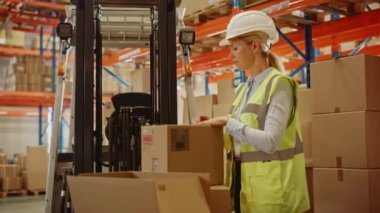 Depo Dişi İşçisi Karton Kutuları Paketliyor ve Bant Ayrıştırıcısı