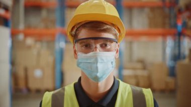 Yüzü Maskeli Büyük Depo İşçisi Karton Kutu Taşır