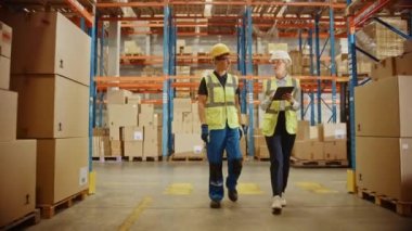 Erkek ve Kadın Çalışanlar Konuşan Büyük Depo