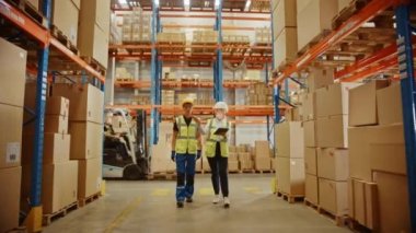 Erkek ve Kadın Çalışanlar Konuşan Büyük Depo