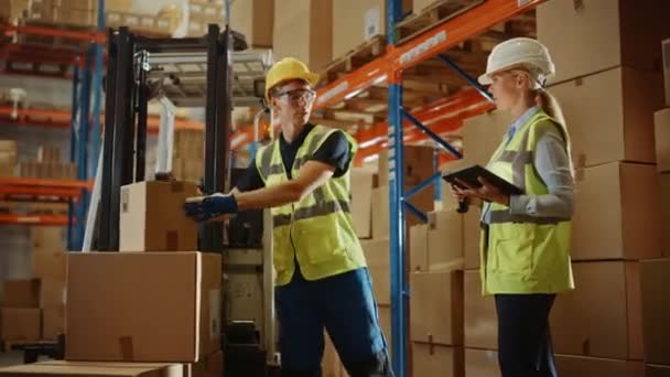 Büyük Depo İşçisi Forklift Sürücüsü Kutularını Taradı — Stok video