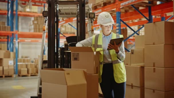 Skladové ženské pracovnice Kontroluje zboží v kartonové krabici — Stock video