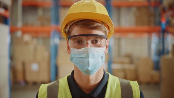 Big Warehouse Worker Wearing Face Mask Carries kartong — Stockvideo