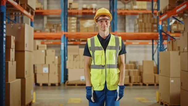 Retrato del trabajador de almacén — Vídeos de Stock