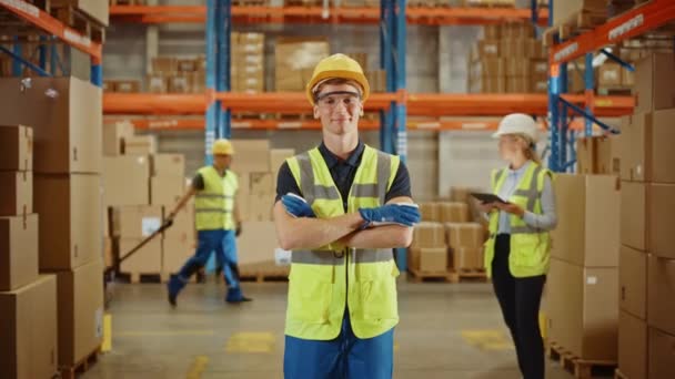 Portrét zaměstnance skladu — Stock video