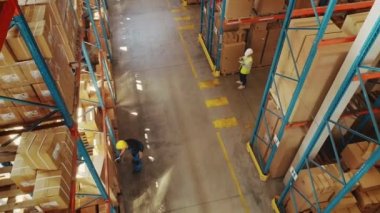 Yoğun Depo 'da Çalışan Üst Görünüm İşçileri