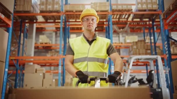 Trabajador de almacén grande usando paleta manual POV — Vídeo de stock