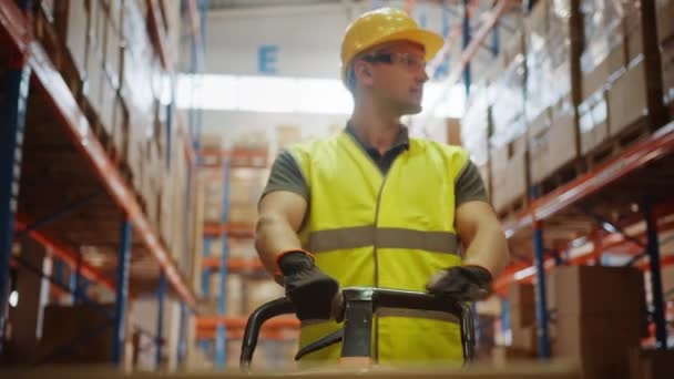 Trabajador de almacén grande usando paleta manual POV — Vídeos de Stock
