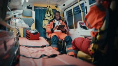 Ambulansa binen sağlık görevlileri Tablet kullanıyor