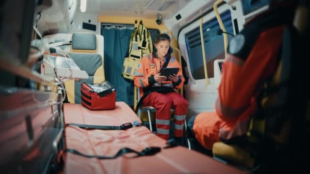 Paramedicin Ridning i ambulans med hjälp av surfplatta — Stockvideo