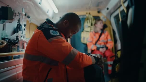 Paramedis Lelah di Kendaraan Ambulans — Stok Video