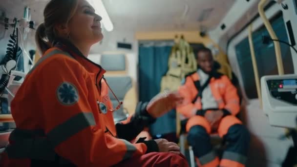 Glücklich ausgeruhter Sanitäter im Rettungswagen — Stockvideo