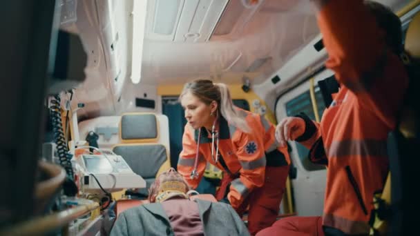 Les ambulanciers fournissent une aide médicale au patient en ambulance — Video