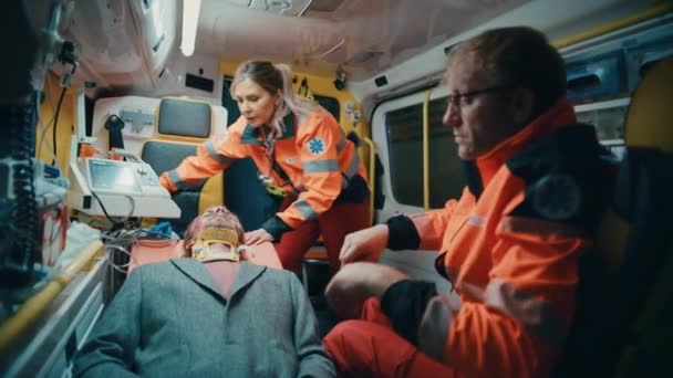 Paramédicos Proporcionando Ayuda Médica al Paciente en Ambulancia — Vídeos de Stock