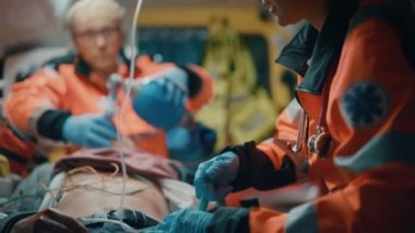 Paramedikler Ambulans 'ta Hastaya İğne Yapıyor
