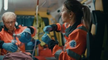 Paramedikler Ambulans 'ta Hastaya İğne Yapıyor
