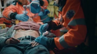 Paramedikler Ambulans 'ta Hastaya İğne Yapıyor