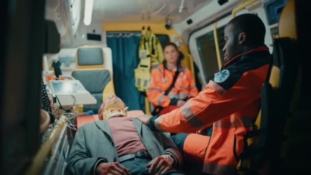 Comprobación paramédica del paciente lesionado en ambulancia — Vídeos de Stock