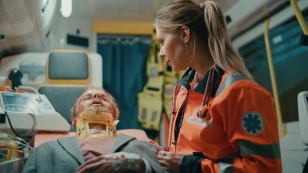 Paramedisk kontroll av skadade patienter i ambulans — Stockvideo