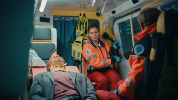 Les ambulanciers fournissent une aide médicale au patient en ambulance — Video