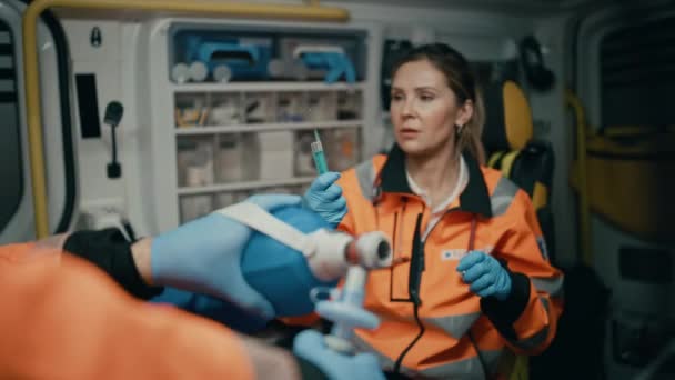 Inyección paramédica de un disparo al paciente en ambulancia — Vídeos de Stock