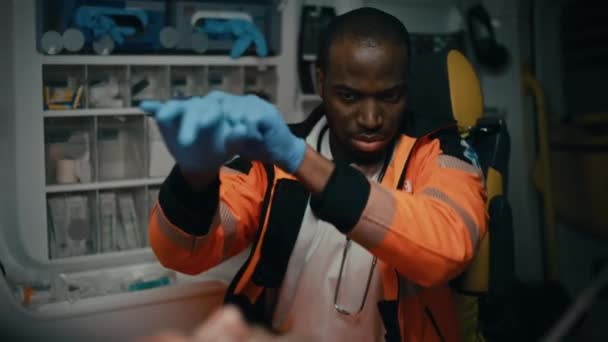 Záchranář Poskytování lékařské pomoci pacientovi na ambulanci — Stock video