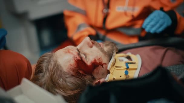 Gewond patiënt met paramedicus — Stockvideo