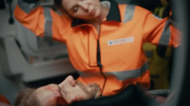 Patient blessé avec ambulancier paramédical — Video