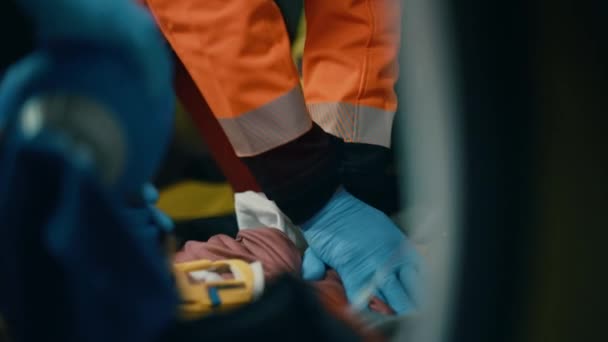 Paramedisk stimulering av andningen vid ambulans — Stockvideo