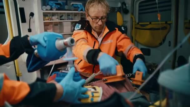 Paramedische stimulerende ademhaling in de ambulance — Stockvideo