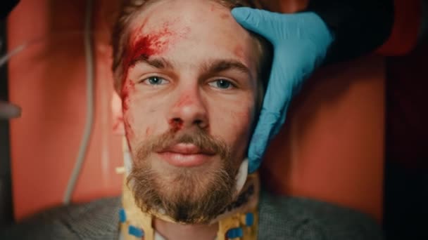 Portretul unui pacient rănit — Videoclip de stoc
