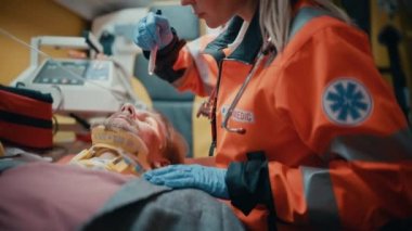 Sağlık ekibi ambulanstaki yaralı hastayı kontrol ediyor.