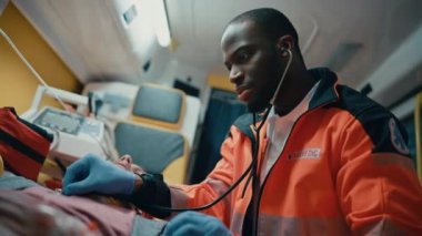 Neşeli Sağlıkçı Ambulansta Hastayla Gülümsüyor