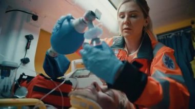 Ambulansla Hastaya Tıbbi Yardım Sağlayan Sağlık görevlileri