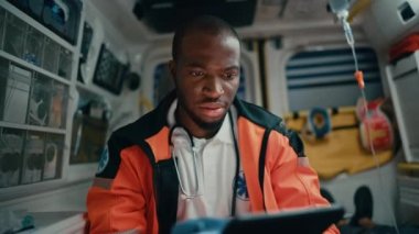 Ambulansta Sağlık Görevlisi Hasta ile Tablet Kullanıyor