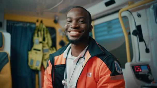 Neşeli Sağlıkçı Ambulansta Hastayla Gülümsüyor — Stok video