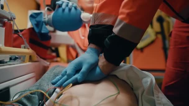 Paramedische stimulerende ademhaling in de ambulance — Stockvideo