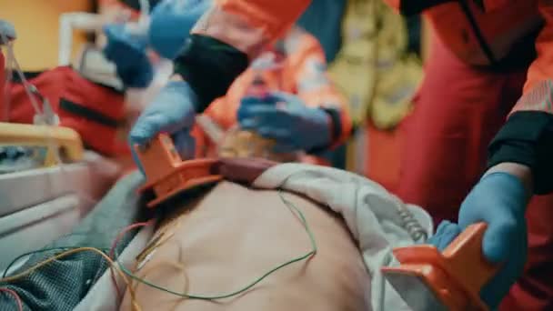 Ambulansla Hastaya Tıbbi Yardım Sağlayan Sağlık görevlileri — Stok video