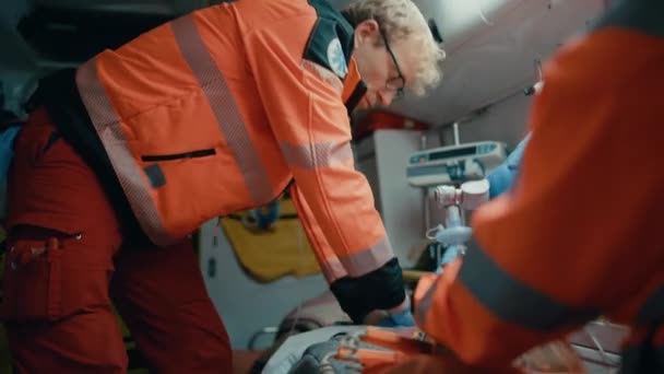 Paramedische stimulerende ademhaling in de ambulance — Stockvideo