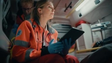 Ambulansta Sağlık Görevlisi Hasta ile Tablet Kullanıyor