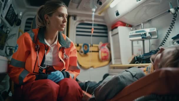 Mentőápolási vigasz a mentős betegen — Stock videók