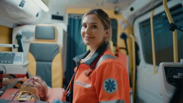 Vrolijke Paramedische Lachen in Ambulance met Patiënt — Stockvideo