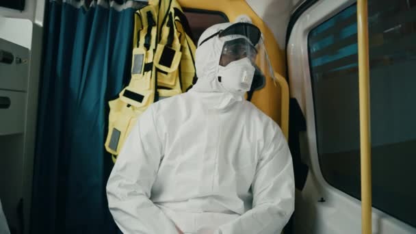 Paramedisch rijden in Coverall Hazmat Suit in Ambulance — Stockvideo